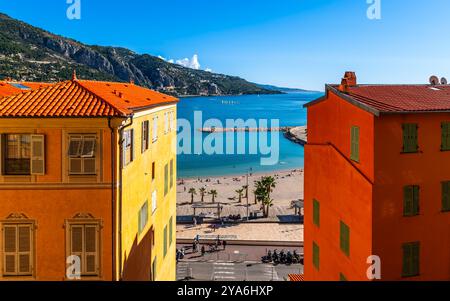 Strada tipica della città di Mentone, nelle Alpi marittime, in Provenza, Francia Foto Stock