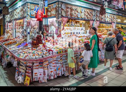 Negozio di persone e souvenir presso il mercato centrale di Budapest Foto Stock