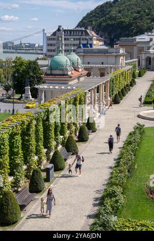 Passeggiata nei giardini del castello di Buda e bazar a Budapest, Ungheria Foto Stock