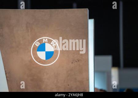 Augusta, Svevia, Baviera, Germania - 11 ottobre 2024: BMW, logo Bayerische Motoren Werke AG, il produttore di auto, o produttore di auto, produttore di auto, presso lo stand del CSU Party Day di Augusta. *** BMW, Bayerische Motoren Werke AG Logo, des Autohersteller, bzw. Automobilherstellers, Hersteller für Autos , auf dem Messestand beim Augsburger CSU Partei Tag. Foto Stock