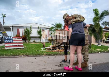 Stuart, Stati Uniti. 10 ottobre 2024. UNA U. Il soldato dell'esercito americano conforta i sopravvissuti dopo che la loro casa è stata danneggiata da un tornado dell'uragano Milton, nella comunità Spanish Lake, 11 ottobre 2024 a Stuart, Florida. L'uragano Milton sbarcò a Siesta Key, come uragano di categoria 3 e generò tornado in tutto lo stato. Credito: TSgt. Chelsea Smith/US Air Force Photo/Alamy Live News Foto Stock