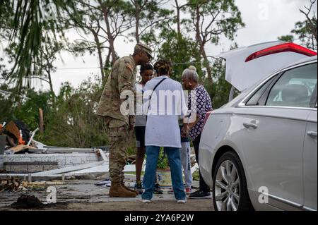 Stuart, Stati Uniti. 10 ottobre 2024. UNA U. Il soldato dell'esercito americano conforta i sopravvissuti dopo che la loro casa è stata danneggiata da un tornado dell'uragano Milton, nella comunità Spanish Lake, 11 ottobre 2024 a Stuart, Florida. L'uragano Milton sbarcò a Siesta Key, come uragano di categoria 3 e generò tornado in tutto lo stato. Credito: TSgt. Chelsea Smith/US Air Force Photo/Alamy Live News Foto Stock