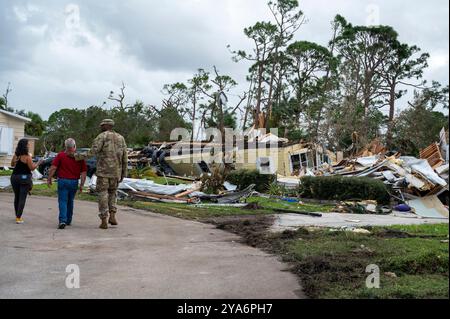 Stuart, Stati Uniti. 10 ottobre 2024. UNA U. Il soldato dell'esercito americano conforta i sopravvissuti dopo che la loro casa è stata danneggiata da un tornado dell'uragano Milton, nella comunità Spanish Lake, 11 ottobre 2024 a Stuart, Florida. L'uragano Milton sbarcò a Siesta Key, come uragano di categoria 3 e generò tornado in tutto lo stato. Credito: TSgt. Chelsea Smith/US Air Force Photo/Alamy Live News Foto Stock