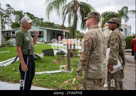 Stuart, Stati Uniti. 10 ottobre 2024. U. I soldati dell'esercito degli Stati Uniti si riuniscono con un anziano residente presso la comunità spagnola dei laghi dopo l'uragano Milton, 11 ottobre 2024, a Stuart, Florida. L'uragano Milton sbarcò a Siesta Key, come uragano di categoria 3 e generò tornado in tutto lo stato. Credito: TSgt. Chelsea Smith/US Air Force Photo/Alamy Live News Foto Stock