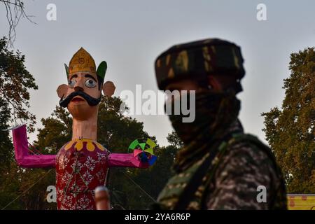 Srinagar, India. 12 ottobre 2024. Un'effigie del re demone Ravana viene vista durante il festival Dussehra a Srinagar. Dussehra commemora il trionfo di Lord Rama sul re demoniaco Ravana, segnando la vittoria del bene sul male. (Immagine di credito: © Saqib Majeed/SOPA Images via ZUMA Press Wire) SOLO PER USO EDITORIALE! Non per USO commerciale! Foto Stock