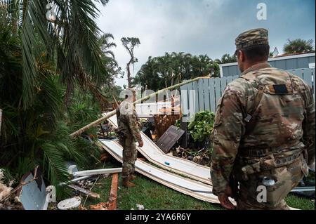 Stuart, Stati Uniti. 10 ottobre 2024. U. I soldati dell'esercito americano valutano i danni a una casa, distrutta da un tornado in seguito all'uragano Milton, 10 ottobre 2024 a Stuart, Florida. L'uragano Milton sbarcò a Siesta Key, come uragano di categoria 3 e generò tornado in tutto lo stato. Crediti: Major Cammy Alberts/US Air Force Photo/Alamy Live News Foto Stock