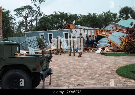 Stuart, Stati Uniti. 10 ottobre 2024. U. I soldati dell'esercito americano valutano i danni a una casa, distrutta da un tornado in seguito all'uragano Milton, 10 ottobre 2024 a Stuart, Florida. L'uragano Milton sbarcò a Siesta Key, come uragano di categoria 3 e generò tornado in tutto lo stato. Crediti: Major Cammy Alberts/US Air Force Photo/Alamy Live News Foto Stock