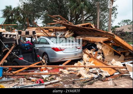 Stuart, Stati Uniti. 10 ottobre 2024. Una casa ridotta in macerie, distrutta da un tornado in seguito all'uragano Milton, 10 ottobre 2024 a Stuart, Florida. L'uragano Milton sbarcò a Siesta Key, come uragano di categoria 3 e generò tornado in tutto lo stato. Crediti: Major Cammy Alberts/US Air Force Photo/Alamy Live News Foto Stock