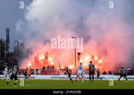 Aarau, Svizzera. 12 ottobre 2024. Aarau, Svizzera, 12 ottobre 2024: I tifosi dell'FC Aarau celebrano i 100 anni di Bruegglifeld in un'amichevole tra l'FC Aarau e lo FC Schalke 04 al Bruegglifeld di Aarau, Svizzera. Philipp Kresnik (Philipp Kresnik/SPP) credito: SPP Sport Press Photo. /Alamy Live News Foto Stock