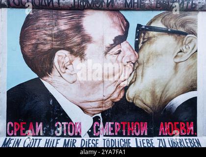 Graffiti "My God Help me to Survive This Deadly Love" (bacio fraterno socialista) di Dmitri Vrubel, East Side Gallery, Berlin Wall, Berlin, Germania Foto Stock