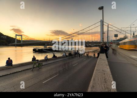 Budapest, Ungheria - 18 settembre 2024: Autostrada inondata sotto il ponte Erzsebet a Budapest dopo che il Danubio sorge dopo la tempesta "Boris". Foto Stock