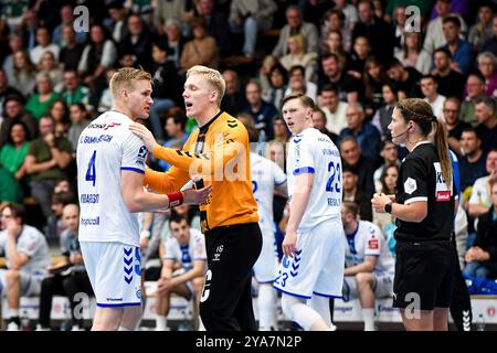 Goeppingen, Germania. 12 ottobre 2024. Torwart Bertram Obling (VFL Gummersbach, #16), beruhigt den aufgebrachten, Ellidi Vidarsson (VFL Gummersbach, #04), Frisch Auf Goeppingen vs. VFL Gummersbach, Handball, 1. Bundesliga, 6 anni. Spieltag, 2024/2025, 12.10.24, Eibner-Pressefoto/Andreas Ulmer credito: dpa/Alamy Live News Foto Stock