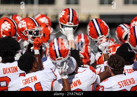 Winston-Salem, Carolina del Nord, Stati Uniti. 12 ottobre 2024. I compagni di squadra dei Clemson Tigers tengono i caschi in aria prima della partita di football Wake Forest Demon Deacons vs Clemson Tigers NCAA all'Allegacy Stadium di Winston-Salem, NC, il 12 ottobre 2024. (Immagine di credito: © Cory Knowlton/ZUMA Press Wire) SOLO PER USO EDITORIALE! Non per USO commerciale! Foto Stock