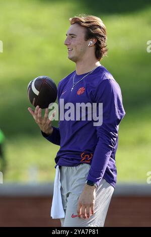 Winston-Salem, Carolina del Nord, Stati Uniti. 12 ottobre 2024. Il quarterback dei Clemson Tigers CADE KLUBNIK (2) visto prima della partita di football Wake Forest Demon Deacons vs Clemson Tigers NCAA all'Allegacy Stadium di Winston-Salem, NC il 12 ottobre 2024. (Immagine di credito: © Cory Knowlton/ZUMA Press Wire) SOLO PER USO EDITORIALE! Non per USO commerciale! Foto Stock