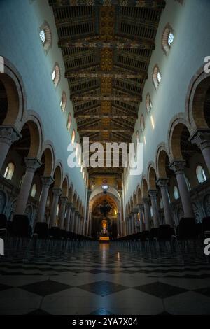 Messina, Italia - 22 maggio 2024: Interni della Cattedrale di Messina. Vista dal basso verso l'alto. Foto Stock