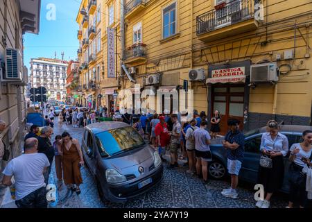 Napoli, Italia - 23 maggio 2024: Lunga coda fuori dalla famosa Pizzeria l'Antica da Michele a Napoli. Foto Stock