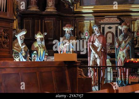 Un gruppo di statue di uomini in abiti religiosi sono esposti in una chiesa. Le statue sono di uomini vestiti con abiti e cappelli, e sono sistemate Foto Stock