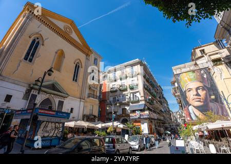 Napoli, Italia - 23 maggio 2024: "La devozione religiosa nella città: Poster di San Gennaro su un palazzo di Napoli. Foto Stock