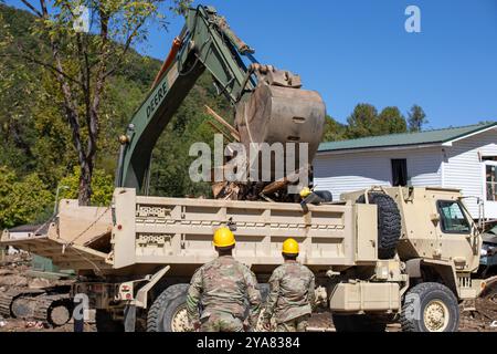 Contea di Washington, Stati Uniti. 11 ottobre 2024. Gli aviatori della U.S. Air National Guard, con la 194th Engineer Brigade, utilizzano attrezzature pesanti per rimuovere i detriti in seguito alle inondazioni causate dall'uragano Helene, 11 ottobre 2024 nella contea di Washington, Tennessee. Crediti: Sergente Everett Babbitt/US Air Force/Alamy Live News Foto Stock