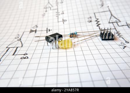 Proietta con componenti semiconduttori. İntegrated e un LED giallo sugli schemi dei circuiti elettronici. Foto Stock