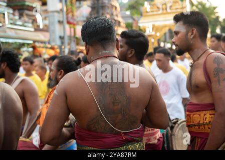 Bangkok, Thailandia. 12 ottobre 2024. Il festival Navaratri, il più grande evento di celebrazione indù a Bangkok al Tempio Sri Maha Mariamman (Wat Khaek) Silom Road, thailandia, il 12 ottobre 2024. Il momento culminante è la parata Navratri, dio indù Uma devi Nine. (Foto di Teera Noisakran/Sipa USA) credito: SIPA USA/Alamy Live News Foto Stock