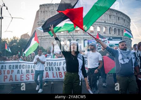 Roma, Italia. 12 ottobre 2024. Migliaia di persone si uniscono alla marcia per le strade di Roma per sostenere la Palestina e il Libano, chiedendo di "fermare i bombardamenti” e "Palestina libera”. (Credit Image: © Marco di Gianvito/ZUMA Press Wire) SOLO PER USO EDITORIALE! Non per USO commerciale! Foto Stock