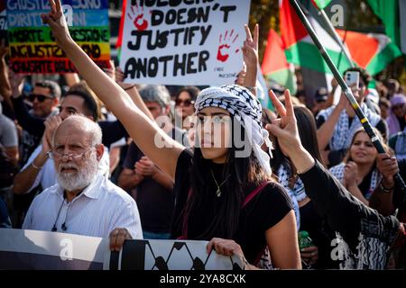 Roma, Italia. 12 ottobre 2024. Migliaia di persone si uniscono alla marcia per le strade di Roma per sostenere la Palestina e il Libano, chiedendo di "fermare i bombardamenti” e "Palestina libera”. (Credit Image: © Marco di Gianvito/ZUMA Press Wire) SOLO PER USO EDITORIALE! Non per USO commerciale! Foto Stock