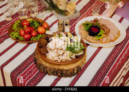 Cucina Ucraina tradizionale con strutto, pane, verdure e carne su tovaglie ricamate Foto Stock