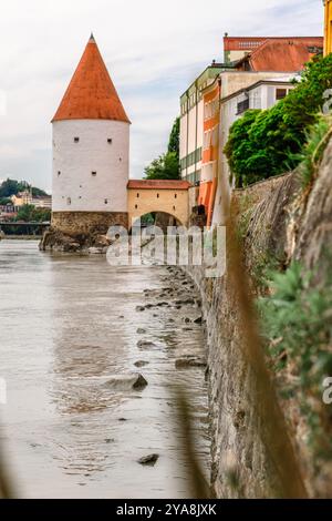 Vista panoramica della Torre Schaibling e della passeggiata sul fiume Inn, Passau, bassa Baviera, Germania. foto verticale Foto Stock