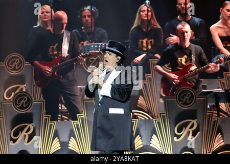 Il cantante Renato Zero sul palco durante il suo tour "Autoritatto" 2024 all'Unipol Arena di Casalecchio (Bologna), 12 ottobre 2024. Foto: Michele Nucci credito: Live Media Publishing Group/Alamy Live News Foto Stock