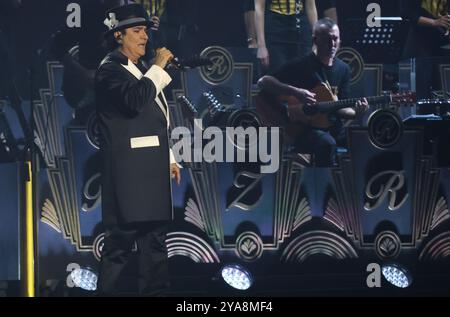 Il cantante Renato Zero sul palco durante il suo tour "Autoritatto" 2024 all'Unipol Arena di Casalecchio (Bologna), 12 ottobre 2024. Foto: Michele Nucci credito: Live Media Publishing Group/Alamy Live News Foto Stock