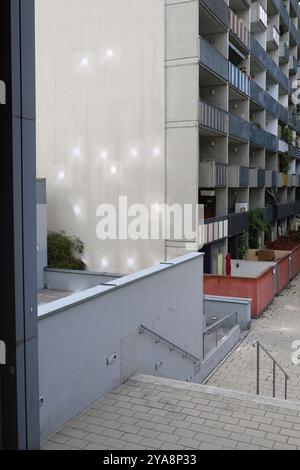 architettura moderna. Vienna . Austria Center Vienna. scale. Bacchetta rote. muro rosso. Treppe. Balkon. balcone Foto Stock