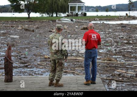 Dublino, Stati Uniti. 1 ottobre 2024. LTC Anthony Funkhouser, vice comandante dell'USACE Norfolk District, Left, e Robert Angrisani, capo della gestione delle emergenze, Norfolk District, valutano il campo di detriti che ostruisce il lago Claytor in seguito alle inondazioni dell'uragano Helene al Claytor Lake State Park, 1 ottobre 2024 a Dublino, Virginia. Crediti: Breeana Harris/US Army/Alamy Live News Foto Stock