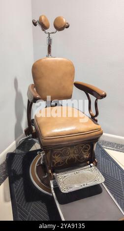 Una sedia dentista d'epoca con rivestimento in pelle beige Foto Stock
