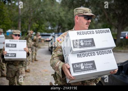 Bradenton, Stati Uniti. 11 ottobre 2024. I soldati della Guardia Nazionale dell'Esercito della Florida distribuiscono aiuti alimentari e acqua alle vittime dell'uragano Milton, 11 ottobre 2024 a Bradenton, Florida. Credito: Sergente Marc Morgenstern/US Army Photo/Alamy Live News Foto Stock