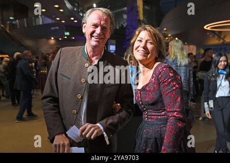 Markus WASMEIER mit Ehefrau Brigitte. Bayerischer Sportpreis 2024 in der BMW Welt, Roter Teppich, Red Carpet AM 12.10.2024. *** Markus WASMEIER con sua moglie Brigitte Bavarian Sports Award 2024 a BMW Welt, Red Carpet, Red Carpet il 12 10 2024 Foto Stock