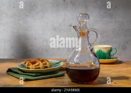 Sciroppo d'acero in vaso di vetro con waffle Foto Stock