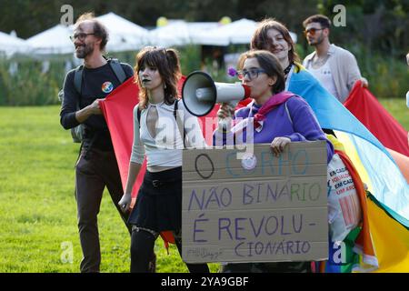 Viseu, PT, PORTOGALLO. 12 ottobre 2024. Viseu (PT) 10/12/2024 - LGBTQIA MARCH IN VISEU - la 7a marcia Viseu per i diritti LGBTQIA si è svolta sabato pomeriggio (12) a Viseu. "Con un garofano sul petto contro l'orgoglio e prejudiceÃ¢â‚¬Â è stato lo slogan scelto per la settima edizione dell'iniziativa che si è svolta per le strade della città per celebrare la comunità e il Ã¢â‚¬Å anniversario del 25 aprile 50. La marcia è organizzata dalla piattaforma Ja Marchavas. (Foto: Alexandre Gomes/Thenews2/Zumapress) (Credit Image: © Alexandre Gomes/TheNEWS2 via ZUMA Press Wire) EDITORIALE USA Foto Stock