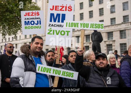 Londra, Regno Unito. 12 ottobre 2024. Cristiani con cartelli visti prima della marcia. Centinaia di cristiani marciarono attraverso il centro di Londra nell'evento chiamato "marcia per Gesù". Si tratta di una processione di lodi per le strade della città e che celebra la Signoria di Gesù Cristo. Credito: SOPA Images Limited/Alamy Live News Foto Stock