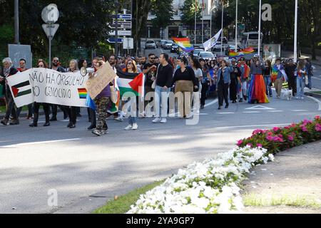 Viseu, PT, PORTOGALLO. 12 ottobre 2024. Viseu (PT) 10/12/2024 - LGBTQIA MARCH IN VISEU - la 7a marcia Viseu per i diritti LGBTQIA si è svolta sabato pomeriggio (12) a Viseu. "Con un garofano sul petto contro l'orgoglio e prejudiceÃ¢â‚¬Â è stato lo slogan scelto per la settima edizione dell'iniziativa che si è svolta per le strade della città per celebrare la comunità e il Ã¢â‚¬Å anniversario del 25 aprile 50. La marcia è organizzata dalla piattaforma Ja Marchavas. (Foto: Alexandre Gomes/Thenews2/Zumapress) (Credit Image: © Alexandre Gomes/TheNEWS2 via ZUMA Press Wire) EDITORIALE USA Foto Stock