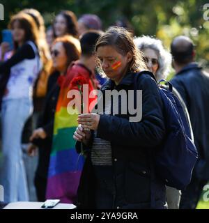 Viseu, PT, PORTOGALLO. 12 ottobre 2024. Viseu (PT) 10/12/2024 - LGBTQIA MARCH IN VISEU - la 7a marcia Viseu per i diritti LGBTQIA si è svolta sabato pomeriggio (12) a Viseu. "Con un garofano sul petto contro l'orgoglio e prejudiceÃ¢â‚¬Â è stato lo slogan scelto per la settima edizione dell'iniziativa che si è svolta per le strade della città per celebrare la comunità e il Ã¢â‚¬Å anniversario del 25 aprile 50. La marcia è organizzata dalla piattaforma Ja Marchavas. (Foto: Alexandre Gomes/Thenews2/Zumapress) (Credit Image: © Alexandre Gomes/TheNEWS2 via ZUMA Press Wire) EDITORIALE USA Foto Stock