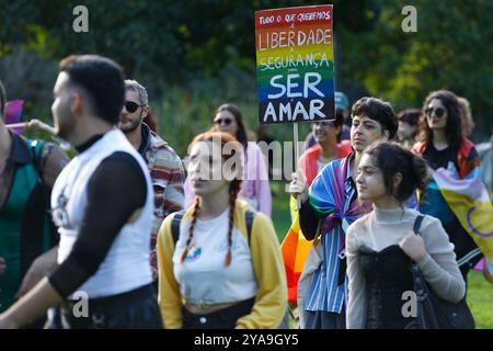 Viseu, PT, PORTOGALLO. 12 ottobre 2024. Viseu (PT) 10/12/2024 - LGBTQIA MARCH IN VISEU - la 7a marcia Viseu per i diritti LGBTQIA si è svolta sabato pomeriggio (12) a Viseu. "Con un garofano sul petto contro l'orgoglio e prejudiceÃ¢â‚¬Â è stato lo slogan scelto per la settima edizione dell'iniziativa che si è svolta per le strade della città per celebrare la comunità e il Ã¢â‚¬Å anniversario del 25 aprile 50. La marcia è organizzata dalla piattaforma Ja Marchavas. (Foto: Alexandre Gomes/Thenews2/Zumapress) (Credit Image: © Alexandre Gomes/TheNEWS2 via ZUMA Press Wire) EDITORIALE USA Foto Stock