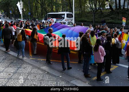 Viseu, PT, PORTOGALLO. 12 ottobre 2024. Viseu (PT) 10/12/2024 - LGBTQIA MARCH IN VISEU - la 7a marcia Viseu per i diritti LGBTQIA si è svolta sabato pomeriggio (12) a Viseu. "Con un garofano sul petto contro l'orgoglio e prejudiceÃ¢â‚¬Â è stato lo slogan scelto per la settima edizione dell'iniziativa che si è svolta per le strade della città per celebrare la comunità e il Ã¢â‚¬Å anniversario del 25 aprile 50. La marcia è organizzata dalla piattaforma Ja Marchavas. (Foto: Alexandre Gomes/Thenews2/Zumapress) (Credit Image: © Alexandre Gomes/TheNEWS2 via ZUMA Press Wire) EDITORIALE USA Foto Stock