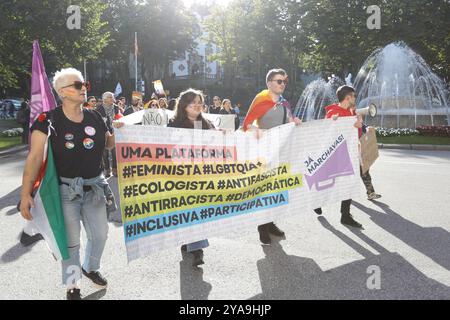 Viseu, PT, PORTOGALLO. 12 ottobre 2024. Viseu (PT) 10/12/2024 - LGBTQIA MARCH IN VISEU - la 7a marcia Viseu per i diritti LGBTQIA si è svolta sabato pomeriggio (12) a Viseu. "Con un garofano sul petto contro l'orgoglio e prejudiceÃ¢â‚¬Â è stato lo slogan scelto per la settima edizione dell'iniziativa che si è svolta per le strade della città per celebrare la comunità e il Ã¢â‚¬Å anniversario del 25 aprile 50. La marcia è organizzata dalla piattaforma Ja Marchavas. (Foto: Alexandre Gomes/Thenews2/Zumapress) (Credit Image: © Alexandre Gomes/TheNEWS2 via ZUMA Press Wire) EDITORIALE USA Foto Stock