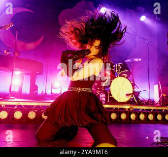 12 ottobre 2024, regno unito: ABIGAIL MORRIS di THE LAST DINNER PARTY - ( voce) della band inglese The Last Dinner Party che si esibisce a Mountford Hall , Liverpool UK (Credit Image: © Andy Von Pip/ZUMA Press Wire) SOLO USO EDITORIALE! Non per USO commerciale! Foto Stock