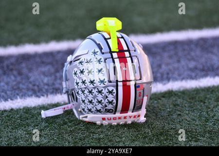 Eugene, Oregon, Stati Uniti. 12 ottobre 2024. Il casco (2) del wide receiver degli Ohio State Buckeyes Emeka Egbuka a margine prima della partita di football NCAA tra gli Ohio State Buckeyes e gli Oregon Ducks a Eugene, Oregon. Steve Faber/CSM/Alamy Live News Foto Stock