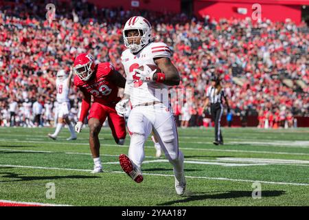 Piscataway, New Jersey, Stati Uniti. 12 ottobre 2024. Il running back dei Wisconsin Badgers TAWEE WALKER (3) corre nella end zone durante la partita tra la Rutgers University e i Wisconsin Badgers allo SHI Stadium di Piscataway. (Credit Image: © Scott Rausenberger/ZUMA Press Wire) SOLO PER USO EDITORIALE! Non per USO commerciale! Foto Stock