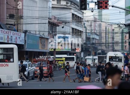 Colon Street nella città di Cebu è la strada più antica delle Filippine, piena di vita e storia. È un vivace centro commerciale, fiancheggiato da negozi, e Foto Stock