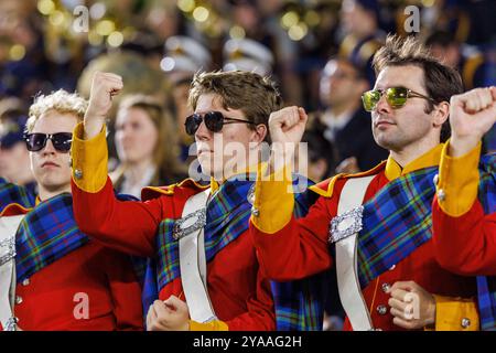 South Bend, Indiana, Stati Uniti. 12 ottobre 2024. Membri della Guardia irlandese durante la partita di football NCAA tra lo Stanford Cardinal e i Notre Dame Fighting Irish al Notre Dame Stadium di South Bend, Indiana. John Mersits/CSM/Alamy Live News Foto Stock