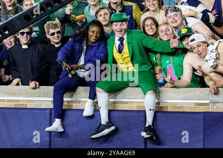 South Bend, Indiana, Stati Uniti. 12 ottobre 2024. Leprechaun e host Maria durante la partita di football NCAA tra lo Stanford Cardinal e il Notre Dame Fighting Irish al Notre Dame Stadium di South Bend, Indiana. John Mersits/CSM/Alamy Live News Foto Stock